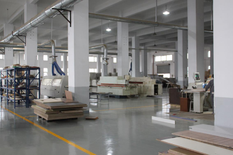 上海辦公家具廠卓越的現(xiàn)代化管理制度，認(rèn)真負(fù)責(zé)的福冠辦公家具全體員工，規(guī)范化流水作業(yè)，保障您的產(chǎn)品質(zhì)量。